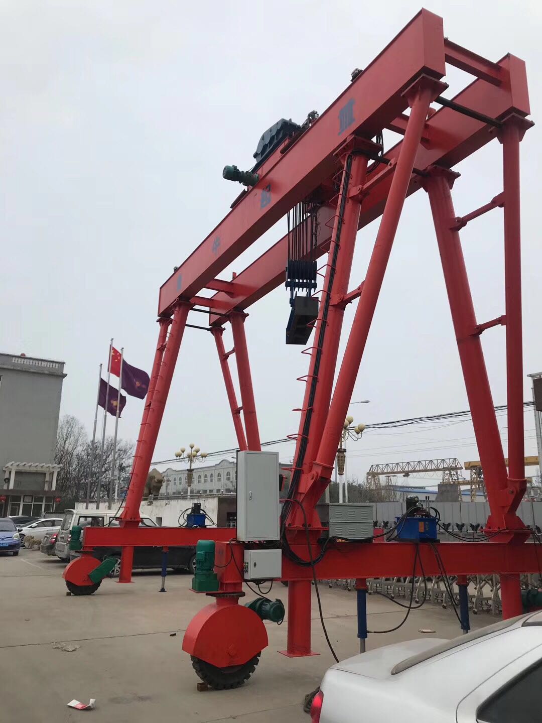 輪胎式小型提梁機(jī)